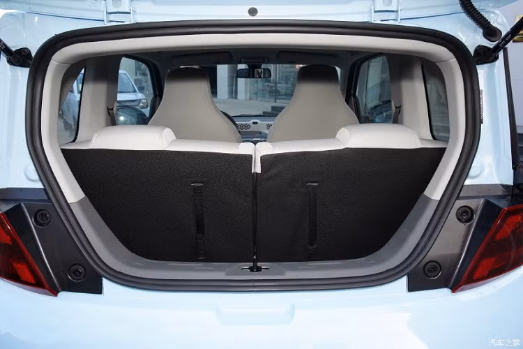 "Trái tim" của Dongfeng FengGuang Mini EV là mô-tơ điện do công ty Shanghai Automotive Electric Drive sản xuất, tạo ra công suất tối đa 34 mã lực, mạnh hơn so với con số 27 mã lực của Wuling Hongguang Mini EV. Hiện hãng Dongfeng chưa công bố thông số vận hành cụ thể của mẫu ô tô điện này.