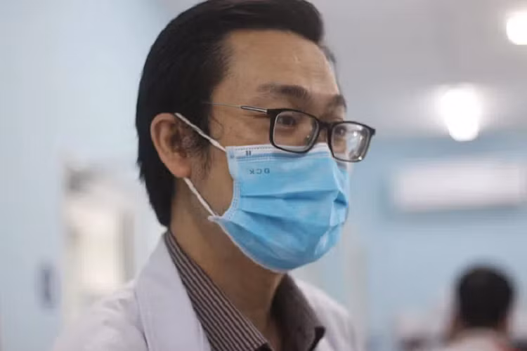 Phụ huynh bật khóc khi con mắc sốt xuất huyết nặng - Hình 2 Phu huynh bat khoc khi con mac sot xuat huyet nang-Hinh-2