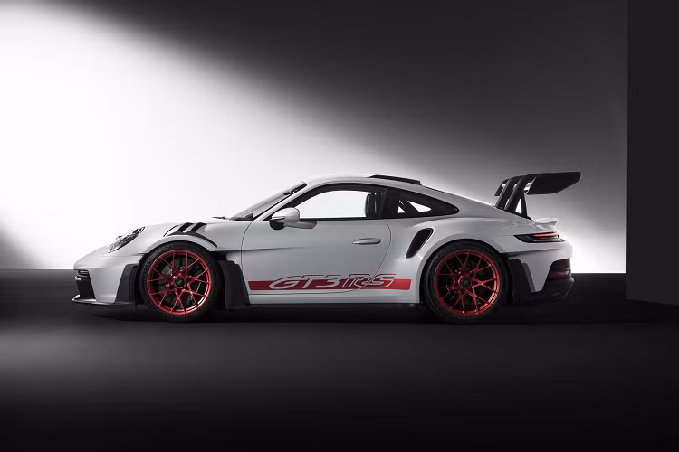 Tuy nhiên, phiên bản 911 GT3 RS không được trang bị hộp số sàn sáu cấp hoặc PDK bảy cấp mà chỉ được trang bị đi kèm với hộp số ly hợp kép và bộ phụ kiện aero kit mới. Mức công suất bổ sung sẽ giúp giảm bớt khoảng 0,2 giây so với thời gian tăng tốc từ 0 – 100 km/h của GT3 được trang bị PDK là 3,4 giây.