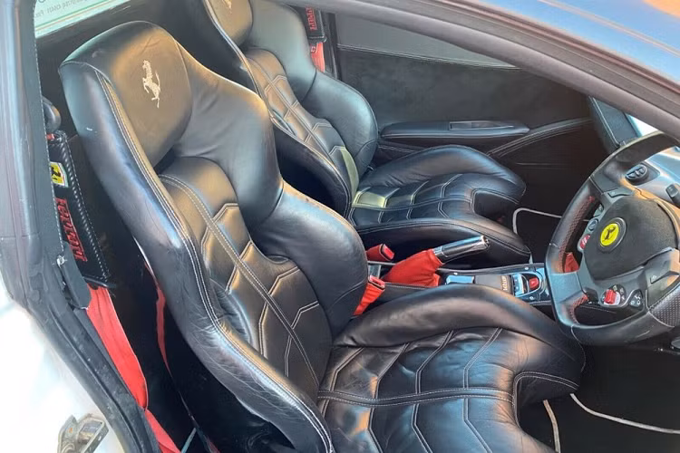 Trong khi vẻ ngoài chiếc Ferrari 458 giả cầy này có thể đánh lừa một số người, hiệu suất của siêu xe nhái này sẽ không đánh lừa bất cứ ai.