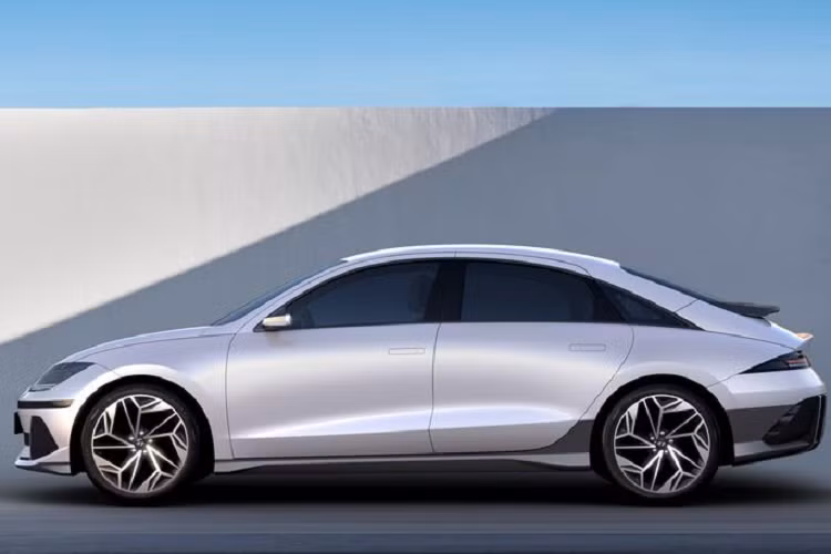 Về trang bị vận hành, Hyundai Ioniq 6 được phát triển trên nền tảng khung gầm E-GMP, tương tự các mẫu xe Ioniq 5, KIA EV6 và Genesis GV60. Các tùy chọn hệ thống truyền động có thể bao gồm phiên bản động cơ điện tiêu chuẩn RWD cho công suất tối đa 225 mã lực/350 Nm.