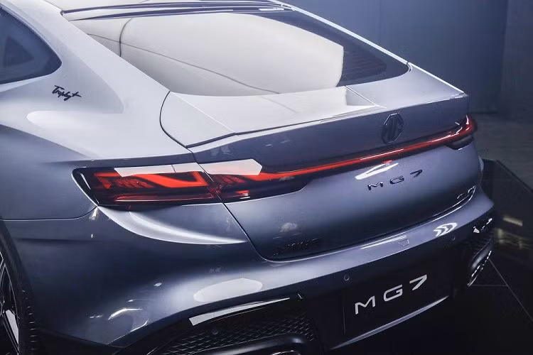 Nằm bên dưới nắp ca-pô của mẫu sedan hạng C này là động cơ xăng 4 xi-lanh, tăng áp, dung tích 2.0L, sản sinh công suất tối đa 192 kW (khoảng 262 mã lực) và mô-men xoắn cực đại 405 Nm.