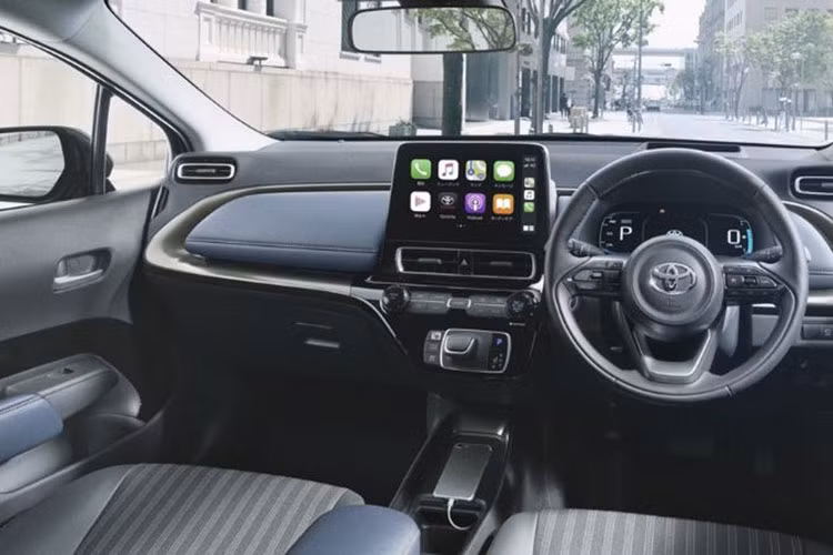 Trong khi đó, màn hình 12,1 inch dành cho hành khách phía sau là trang bị tùy chọn của xe. Đặc biệt, Toyota Sienta 2023 bản cao cấp còn có công nghệ camera 360 độ, hiển thị cả khu vực bên dưới gầm xe.