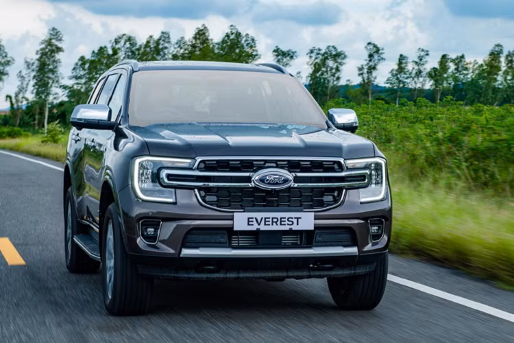 Sau khi phân phối ở Thái Lan, khả năng cao Ford Everest 2.0 Bi-Turbo Titanium+ 10AT 4×2 2022 mới sẽ sớm về Việt Nam trong thời gian sắp tới để mở ra lựa chọn mới mẽ cho khách hàng trong nước. Là phiên bản cao cấp, Everest 2022 phiên bản 2.0 Bi-Turbo Titanium+ 10AT 4×2 mới sở hữu trang bị ngoại thất tương tự như phiên bản cao cấp 2 cầu.