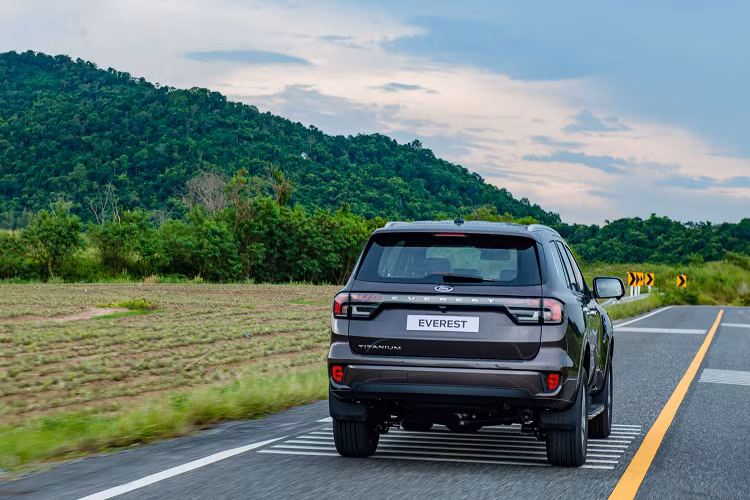 Tất nhiên, giá bán của phiên bản này sẽ cao hơn so với phiên bản Everest Titanium sử dụng máy dầu 2.0L Turbo đơn 6AT 4x2 đang có giá 1,245 tỷ đồng.