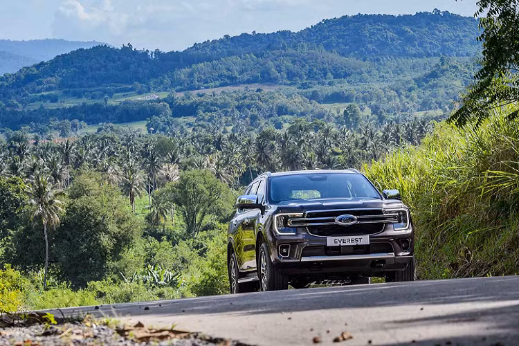Nhìn chung, phiên bản này sẽ phù hợp với khách hàng mua xe SUV 7 chỗ đề cao công suất mạnh mẽ (máy 2.0 biturbo) và nhu cầu hay đi đường trường và không cần thiết phải sử dụng hệ dẫn động 2 cầu.