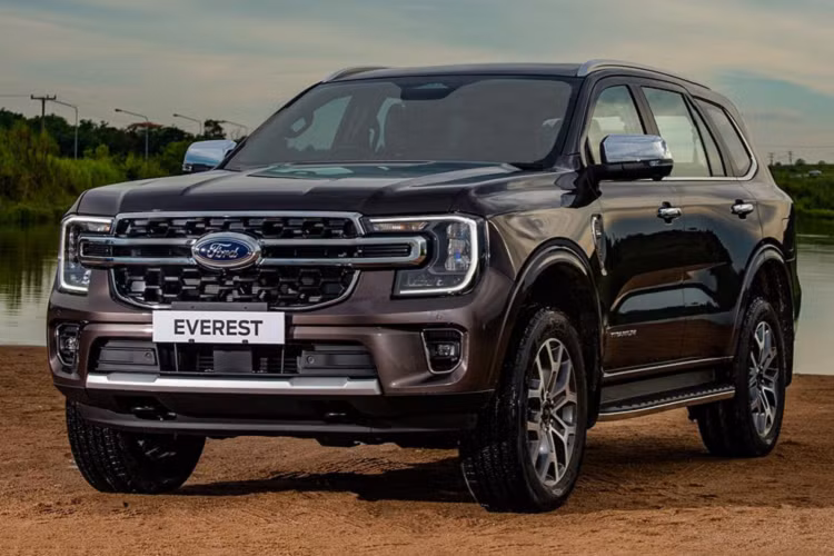 Bên cạnh phiên bản 2.0 Bi-Turbo Titanium+ 10AT 4×4 (hai cầu), dòng Everest 2022 đã có thêm phiên bản 2.0 Bi-Turbo Titanium+ 10AT 4×2 (một cầu) mới tại Thái Lan. Đây chính là phiên bản có giá dễ tiếp cận hơn phiên bản Titanium+ hai cầu, nhưng vẫn sở hữu nhiều trang bị cao cấp. Tại Thái Lan, giá xe Ford Everest 2.0 Bi-Turbo Titanium+ 10AT 4×2 mới là 1,704 triệu bath (khoảng 1,090 tỷ đồng), rẻ hơn khoảng 95 triệu đồng so với phiên bản 2.0 Bi-Turbo Titanium+ 10AT 4×4 có giá 1,854 triệu bath (1,185 tỷ đồng).
