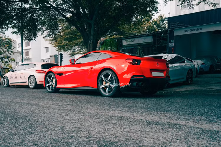 Phần thân xe, nổi bật những đường gân nổi, mang đến cái nhìn thể thao và khoẻ khoắn cho Ferrari Portofino M. Siêu xe mui trần đến từ nước Ý được trang bị bộ la-zăng 5 chấu hợp kim được thiết kế độc quyền.