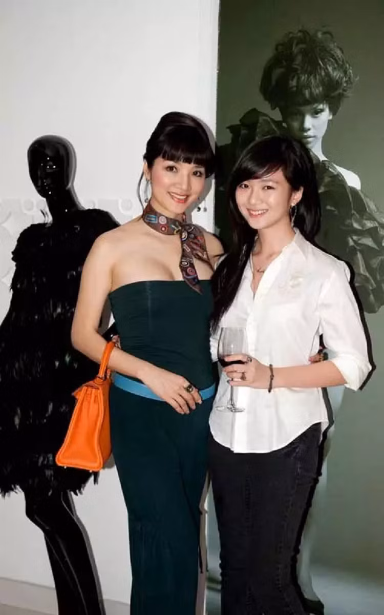 Thậm chí có những lần "cưa sừng làm nghé" quá lố, cô còn vượt mặt cả Anh Sa - con gái của cô với Chủ tịch tập đoàn Tân Hoàng Minh. 