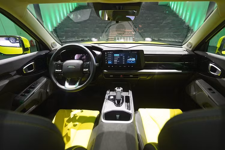 Chưa hết, Haval Cool Dog 2022 còn có những chi tiết thiết kế khỏe khoắn khác như nắp ca-pô dập gân, hốc bánh vuông vức, nẹp bên sườn và baga nóc. Nằm bên trong hốc bánh là bộ vành đa chấu có đường kính 18 inch tiêu chuẩn hoặc 19 inch tùy chọn. Trong khi đó, các cột của xe đều được sơn màu đen, tạo hiệu ứng "nóc lơ lửng" cho mẫu SUV Trung Quốc.