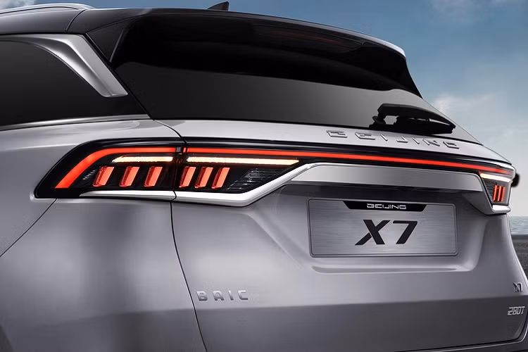 Thiết kế xe cũng là yếu tố giúp Beijing X7 chinh phục khách hàng. Phần đầu xe mang thiết kế đậm chất tương lai với điểm nhấn là một dải crôm vắt ngang đầu xe, cụm đèn pha LED toàn phần, dải LED định vị ban ngày sắc sảo và mặt ca lăng hình lục giác cỡ lớn với các mắt lưới ba chiều. Xe còn có tay nắm cửa dạng ẩn trông rất cao cấp.