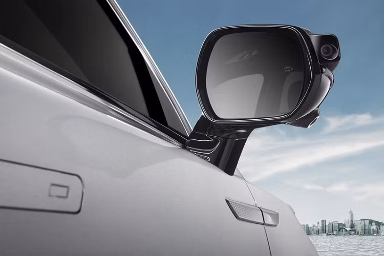 Bên cạnh đó, mẫu SUV Trung Quốc còn có nhiều tính năng an toàn như cảnh báo quá tốc độ, camera 360 độ hiển thị 3D, nhận dạng đối tượng động tốc độ thấp, cảnh báo chệch làn, hỗ trợ giữ làn, đèn pha thông minh, cảnh báo điểm mù, ga tự động thích ứng, hỗ trợ lái xe khi tắc đường và giảm thiểu va chạm...