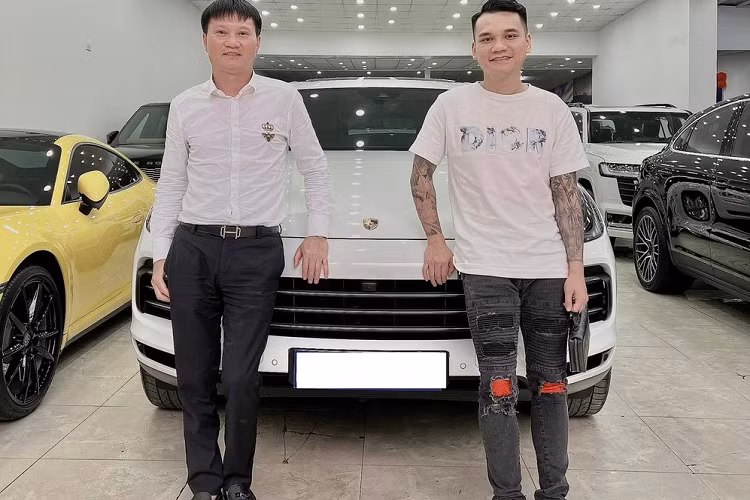 Sau gần 1 tháng bài hit này ra đời, Khắc Việt đã tự thưởng cho mình bằng món quà chính là chiếc xe SUV hạng sang Porsche Cayenne rất đẹp mắt. Được biết, Khắc Việt tậu Porsche Cayenne từ công ty nhập khẩu tư nhân ông chủ của showroom này có mối quan hệ rất thân thiết với nam ca sĩ Chạy Về Nơi Phía Anh hay Tuấn Hưng cũng từng tậu xe MPV hạng sang Toyota Alphard ở đây.