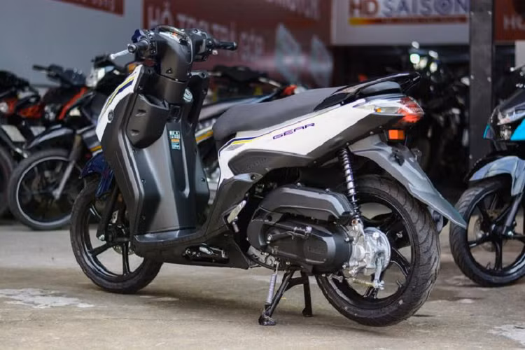 Giá xe Yamaha Gear 125 Tiêu chuẩn tịa Việt Nam là 34 triệu đồng, phiên bản S là 35 triệu đồng. Mức giá này không quá chênh lệch với Honda Vision (30,23-34,94 triệu đồng), Yamaha FreeGo (29,9-38,8 triệu đồng)…