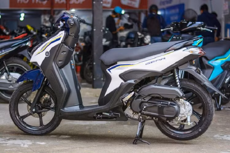Phần đầu của mẫu xe ga Yamaha Gear 125 thiết kế thể thao với quây gió bên góc cạnh kết hợp cùng chóa đèn tối màu. Tương tự nhiều dòng xe tay ga khác của Yamaha, đèn báo rẽ được làm ẩn vào quây gió