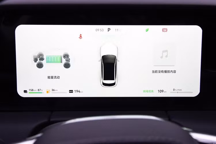 Cảm biến đỗ xe trước/sau, camera 360 độ và cảm biến đá cốp cũng được trang bị tiêu chuẩn cho mẫu xe này. Bên trong Huawei AITO M5 là không gian nội thất thông minh nhờ hệ điều hành HarmonyOS. Đây cũng là mẫu xe đầu tiên dùng hệ điều hành này. Đó là chưa kể đến dịch vụ bản đồ tương tự Google Maps của riêng Huawei.