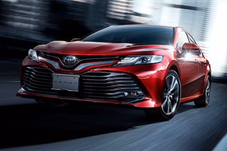 Cũng theo tin đồn, Toyota Camry thế hệ thứ 9 tiếp tục được phát triển dựa trên cơ sở gầm bệ TNGA-K, xe sẽ không chuyển thành xe ôtô thuần điện theo xu hướng hiện nay. Thay vào đó, Toyota Camry 2024 mới sẽ được trang bị hệ truyền động hybrid thế hệ mới với hiệu suất vận hành và khả năng tiết kiệm xăng đều cải thiện.