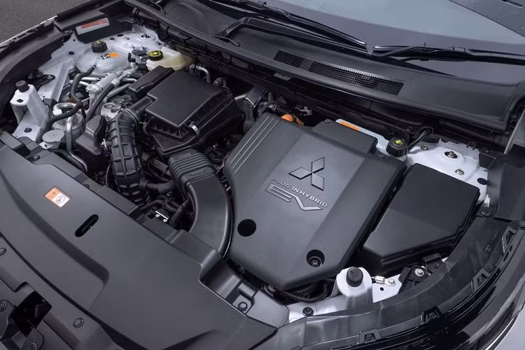 Quan trọng hơn, mẫu xe SUV Mitsubishi Outlander PHEV 2023 sở hữu bộ pin lớn hơn giúp tăng phạm vi hoạt động thuần điện từ 39 km lên 61 km. Khi pin yếu, chủ xe có thể sạc 80% dung lượng trong khoảng 38 phút bằng bộ sạc nhanh DC.