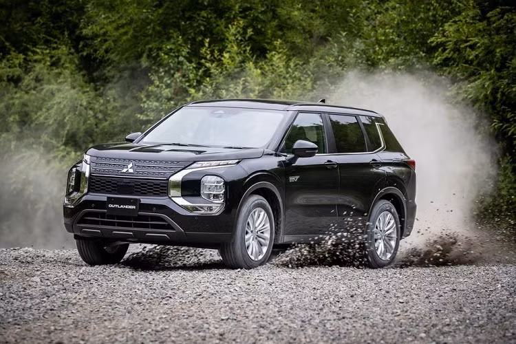 Các thông tin chi tiết về trang bị nội thất của Outlander PHEV 2023 sẽ được Mitsubishi công bố sát thời điểm ra mắt.