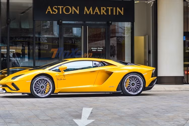 Lamborghini Aventador S va SUV Urus bi trieu hoi tai Viet Nam