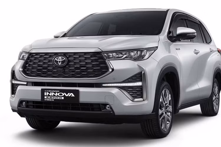 Ở bản cao cấp nhất, xe sẽ được trang bị 6 túi khí, camera 360 độ, hệ thống cảnh báo điểm mù và gói công nghệ an toàn chủ động Toyota Safety Sense 3.0. Gói công nghệ này bao gồm những tính năng như hệ thống cảnh báo tiền va chạm, cảnh báo lệch làn đường, hỗ trợ bám làn đường, hệ thống kiểm soát hành trình thích ứng và đèn pha tự động.