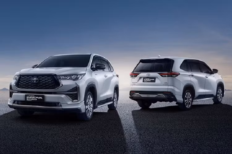 Riêng phiên bản cao cấp nhất của xe còn có thêm lẫy chuyển số sau vô lăng. Những trang bị đáng chú ý còn lại của Toyota Innova 2023 tại thị trường Indonesia bao gồm đèn pha LED, dải đèn LED định vị ban ngày, đèn sương mù trước, vành từ 16 - 18 inch, đèn hậu LED kết hợp Halogen và cửa cốp chỉnh điện, điều khiển bằng giọng nói.