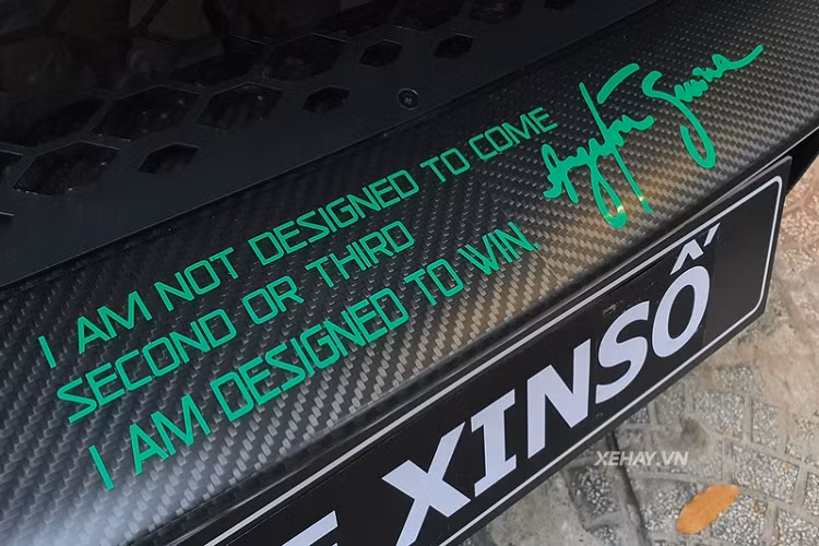 Cung cấp sức mạnh cho siêu xe McLaren Senna là động cơ tăng áp kép V8 4.0L sản sinh công suất 789 mã lực và mô-men xoắn cực đại 800Nm, giúp chiếc hypercar có thể tăng tốc từ 0-100 km/h trong 3 giây trước khi cán tốc độ tối đa 350 km/h.