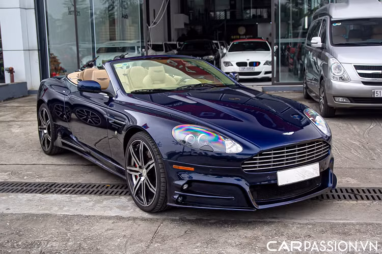 Trong những ngày đầu mà phong trào chơi siêu xe tại Việt Nam, Aston Martin DB9 thể thao là cái tên mà không thể không nhắc tới. Ở thời điểm bấy giờ, lần lượt những chiếc DB9 Coupe và những chiếc DB9 Volante từng được nhập khẩu về Việt Nam, góp phần đẩy mạnh phong trào chơi siêu xe tại mảnh đất hình chữ S. Sau hơn 10 năm kể từ khi những chiếc DB9 còn thịnh hành, hiện tại những chiếc xe DB11 đã và đang thay thế người tiền nhiệm DB9 “tiếp lửa” cho những người chơi xe.
