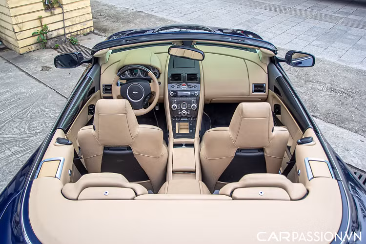 Về ngoại thất, chiếc DB9 Volante này đã từng được chủ sở hữu trước đây nâng cấp, chỉnh sửa với bộ bodykit đến từ thương hiệu Mansory. Thay cho diện mạo nguyên bản có phần giản đơn, chiếc xe này đã được thay thế toàn bộ các chi tiết bao gồm cản trước, líp hông cũng như bộ khuếch tán phía sau. Ở gói độ này, phần cản trước được thiết kế kéo dài với những đường nét cầu kỳ hơn, hai bên cản được trang bị các đèn chiếu sáng bổ sung.
