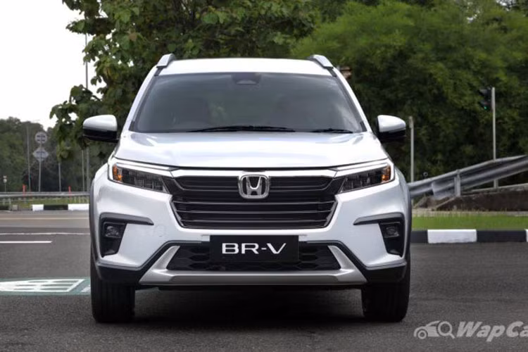 Trong khi đó, bản EL được trang bị vành hợp kim 17 inch, lốp 215/55, lưới tản nhiệt màu đen bóng, đèn sương mù LED phía trước và gương chiếu hậu gập điện.