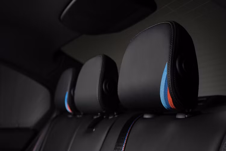 Nếu BMW M4 phiên bản 50 Jahre BMW M có phạm vi phổ biến trên toàn cầu thì BMW M3 50 Jahre BMW M được thiết kế dành riêng cho thị trường Mỹ và Canada. Mẫu xe này sẽ có 5 lựa chọn màu sơn ngoại thất gồm Đỏ Vermilion, Tím Techno, Xanh Dương Interlagos, Cam Lửa và Xám Limerock.