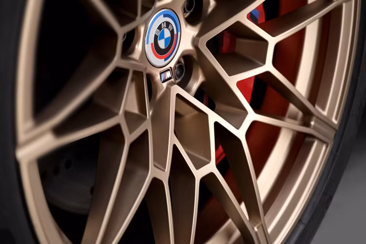 Trong khi đó M4 phiên bản 50 Jahre BMW M sẽ không có chi tiết này. Số lượng 1.000 xe giới hạn sẽ được giới hạn tùy theo khu vực và thị trường mà nó được bán.