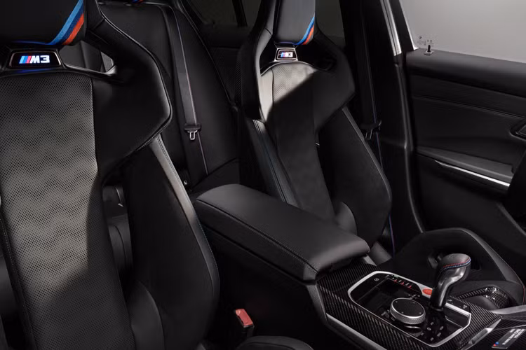 Ngoài ra, huy hiệu kim loại “M3 Edition 50 Jahre BMW M” đặt tại bệ điều khiển trung tâm sẽ được đánh số thứ tự 1 – 500/500 xe, một dấu hiệu để nhận biết thứ tự sản xuất của phiên bản giới hạn.