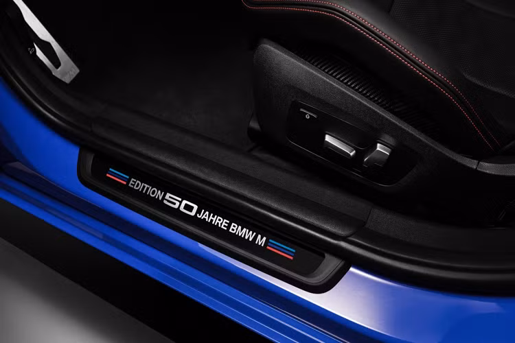 Nội thất BMW M3 50 Jahre BMW M sẽ có nhiều điểm giống với phiên bản M4 như ốp bệ cửa “Edition 50 Jahre BMW M”. Ghế ngồi ngoài huy hiệu M sẽ có thêm họa tiết sọc M trên tựa đầu, kết hợp với các đường chỉ may độc quyền.
