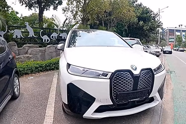 Mới đây, một đơn vị nhập khẩu tư nhân đã âm thầm đưa chiếc SUV thuần điện hiệu suất cao BMW iX đầu tiên tại Việt Nam. Được biết, xe mới về nước thuộc bản tiêu chuẩn xDrive40. Về diện mạo, BMW iX xDrive40 khá giống với các mẫu xe cao cấp hiện nay của BMW và cùng chiều dài cơ sở với X5, cao bằng X6 và mâm xe lớn ngang bánh của X7. 
