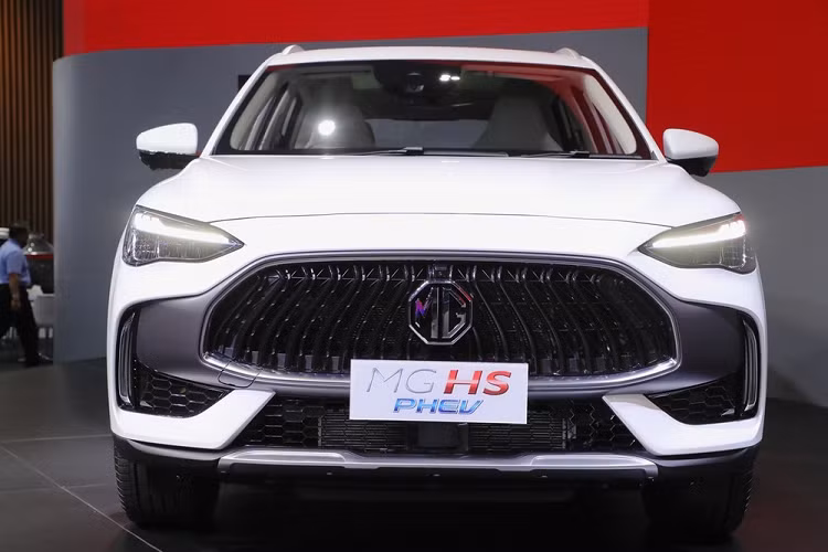 Trên đầu xe, MG HS 2022 của Trung Quốc được trang bị lưới tản nhiệt cỡ lớn, đi kèm các nan nằm dọc sơn màu đen bóng và uốn lượn mềm mại theo phong cách thác nước. Tuy nhiên, theo đánh giá của nhiều người, lưới tản nhiệt này khá giống với xe Maserati và Aston Martin.