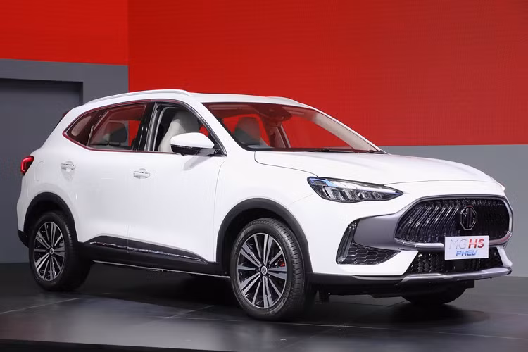 Điểm nhấn tiếp theo của MG HS 2022 nằm ở hệ thống thông tin giải trí với màn hình cảm ứng 10 inch, tính năng Digital Key dùng điện thoại thông minh thay cho khóa xe và hệ thống âm thanh 6 loa. Bản cao cấp của mẫu SUV cỡ C này còn có gói công nghệ an toàn Advanced Synchronized Protection System, bao gồm 26 hệ thống khác nhau. Trong đó, có 14 hệ thống có tác dụng ngăn va chạm và 12 hệ thống hỗ trợ người lái Advanced Driver Assistance System (ADAS).