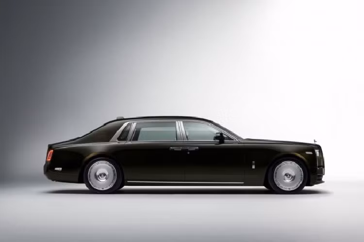 Trải qua hơn 100 năm hình thành và phát triển, Rolls-Royce luôn đi theo triết lý hướng đến sự hoàn hảo trong nghệ thuật chế tác xe hơi. Rolls-Royce Phantom Series II 2022 là minh chứng cho tư tưởng trụ cột của hãng xe nước Anh: “Lấy những gì tốt nhất hiện có và làm cho nó tốt hơn”.