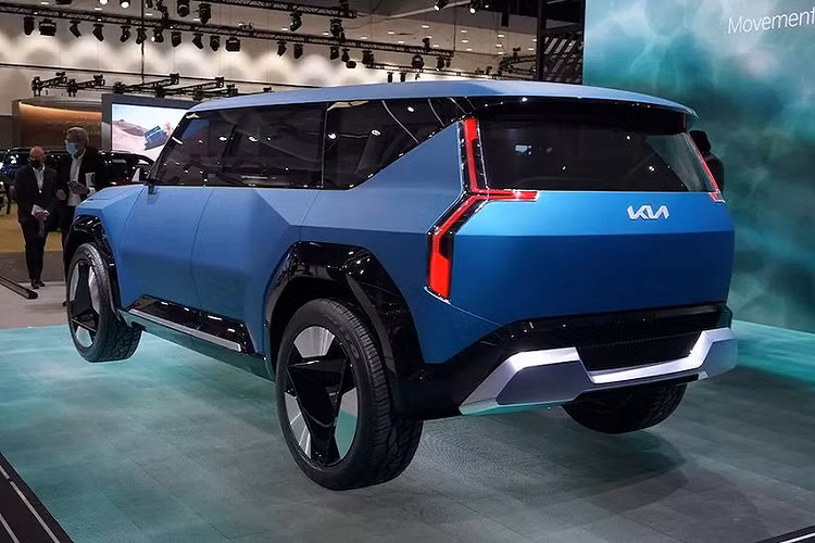 Bên trong Kia EV9 là không gian nội thất mang phong cách tối giản với vô lăng hình chữ nhật gây tranh cãi, màn hình 27 inch nằm độc lập trên mặt táp-lô và nóc bằng kính. Khi đang chạy trên đường, mẫu xe này sẽ áp dụng cấu hình nội thất truyền thống, tức là 3 hàng ghế quay về phía trước.