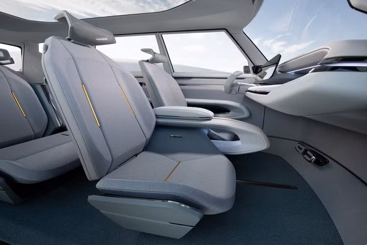 Trên nắp ca-pô của Kia EV9 có 2 khe gió, tích hợp cả pin năng lượng mặt trời. Theo hãng Kia, hai tấm pin năng lượng mặt trời này có thể đóng vai trò như nguồn cung cấp điện thay thế khi xe ở xa trạm sạc. Những điểm nhấn đáng chú ý khác trong thiết kế của Kia EV9 bao gồm baga nóc có thể nâng cao lên hoặc hạ thấp xuống chỉ bằng cách bấm nút, camera kỹ thuật số thay cho gương chiếu hậu, bộ vành 22 inch khá đồ sộ và đèn hậu kéo dài từ nóc xuống cản sau.
