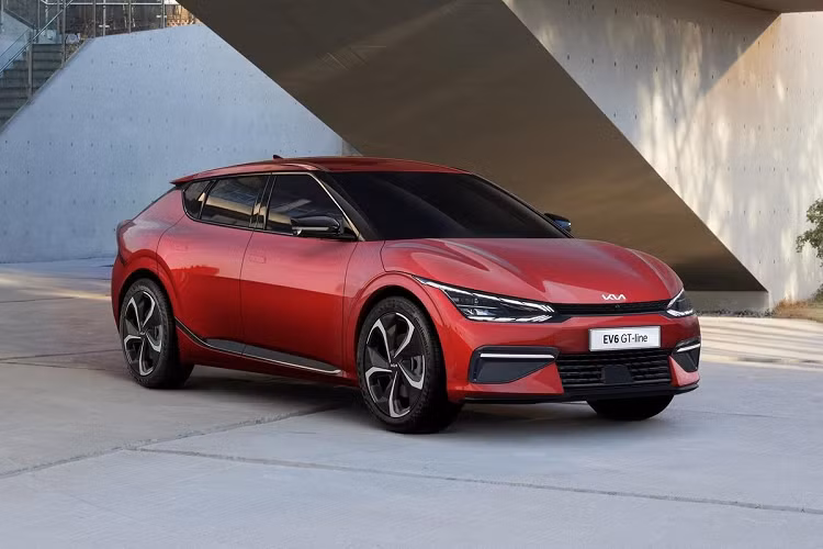 Trong khi đó, phiên bản Long Range AWD chạy được 441 km nếu dùng vành 19 inch và 403 km nếu dùng vành 20 inch. Riêng Kia EV6 GT-Line 2023 sở hữu công suất tối đa lên đến 584 mã lực nên có thể tăng tốc từ 0-100 km/h trong thời gian chỉ 3,5 giây và đạt vận tốc tối đa 260 km/h. Nhờ cụm pin 77,5 kWh, bản GT-Line có phạm vi di chuyển sau khi sạc đầy pin là 342 km ở nhiệt độ thường và 311 km ở nhiệt độ thấp.