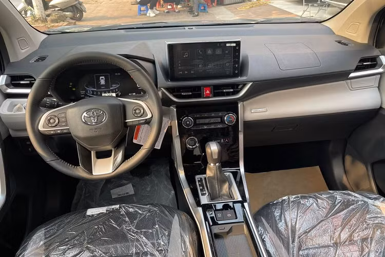 Chỉ vừa ra mắt thị trường Việt Nam vào cuối tháng 3 năm nay nhưng Veloz Cross đã nhanh chóng có được chỗ đứng trong lòng người tiêu dùng trong nước. Tính tới hết tháng 6/2022, bộ đôi Avanza Premio và Veloz Cross đạt mức tiêu thụ 5.320 xe, trung bình 886 xe/tháng, chỉ xếp sau Xpander (8.084 xe) trong phân khúc MPV cỡ nhỏ.