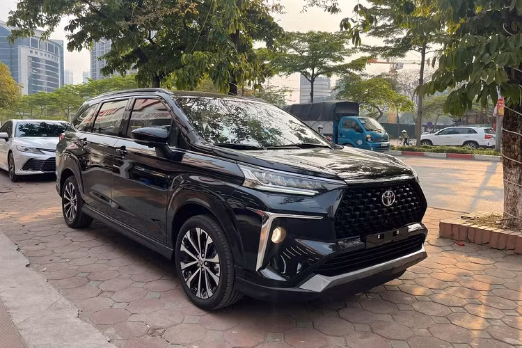 Một số đại lý cho biết Toyota Veloz Cross tăng giá 10 triệu đồng từ ngày 1/8 tới, đưa giá bán của mẫu MPV này lên mức 658 - 706 triệu đồng tùy phiên bản. Nguyên nhân tăng giá chưa được hãng được công bố.