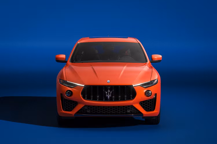 Maserati đang kỷ niệm một trong các tay đua đầu tiên với các phiên bản F Tributo Special Edition mới của Ghibli sedan và Levante SUV. Nữ tay đua này có tên Maria Teresa de Filippis đến từ Ý và bà chinh là người phụ nữ đầu tiên đua trong kỷ nguyên F1.