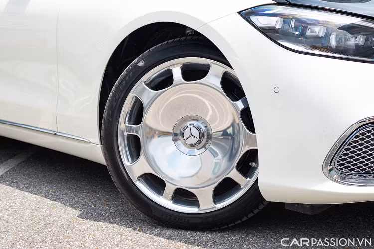 Bộ mâm nguyên bản có kích thước 19 inch đã được thay bằng loại 20 inch của phiên bản Maybach thế hệ trước. Phía sau, xe được nâng cấp hệ thống ống xả đơn chia làm 2 tầng đặt đối xứng hai bên. Đuôi và hông xe đều được gắn thêm logo Maybach.