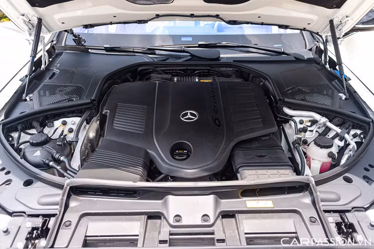 Cung cấp sức mạnh cho Mercedes-Benz S450 2022 là khối động cơ xăng I6 3.0L. Cỗ máy này có khả năng sản sinh công suất tối đa 367 mã lực cùng mô men xoắn cực đại 500 Nm. Đi kèm là hộp số tự động 9 cấp 9G-TRONIC và hệ dẫn động cầu sau.