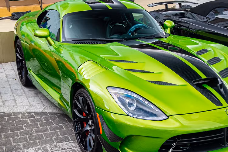 Cung cấp năng lượng cho siêu xe này là động cơ V10, hút khí tự nhiên, dung tích 8.4L. Có thể nói, Dodge Viper ACR là một trong những mẫu xe thương mại có động cơ lớn nhất nhì trên thế giới. Không cần tới tăng áp, động cơ này vẫn có thể cung cấp công suất tối đa 645 mã lực và mô-men xoắn cực đại 813 Nm.