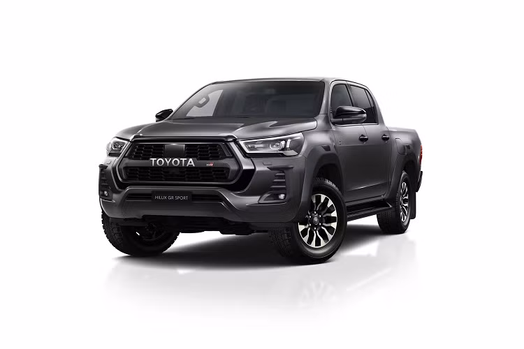 Bên trong xe, Hilux GR Sport dùng tông màu đen chủ đạo cùng các điểm nhấn màu đỏ và xanh lam cùng hoạ tiết vân carbon.