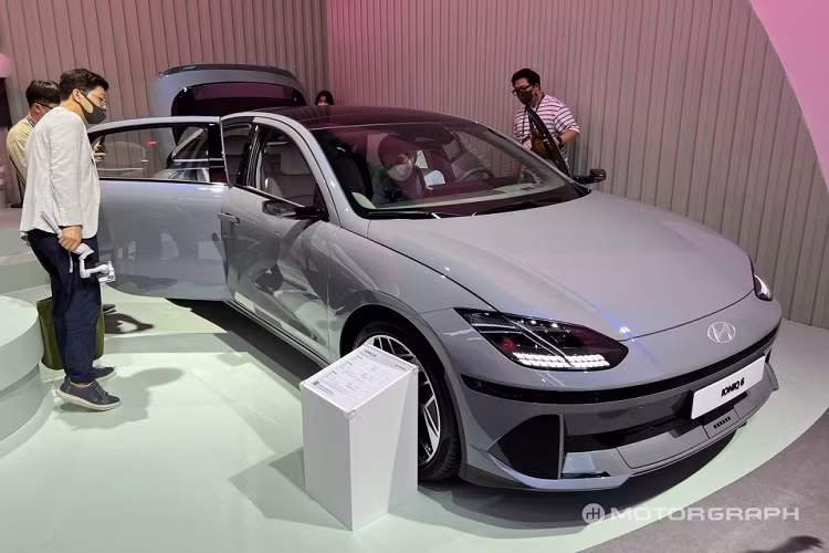 Cụm pin 77,4 kWh cho phép xe chạy được 524 km theo tiêu chuẩn nội địa. Hãng Hyundai hi vọng xe có thể đạt được phạm vi di chuyển 610 km theo tiêu chuẩn WLTP tại châu Âu. Có được phạm vi di chuyển này một phần là nhờ thiết kế khí động lực học của Hyundai Ioniq 6 2023. Ngoài thiết kế ngoại thất mượt mà, mẫu sedan thuần điện này còn có hốc gió đóng/mở chủ động và cánh gió sau, mang đến hệ số lực cản không khí chỉ 0,21 Cd, ngang ngửa Mercedes-Benz EQS.
