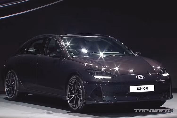 Bên cạnh đó, mẫu xe điện Hyundai Ioniq 6 2023 còn hỗ trợ sạc nhanh 350 kW, giúp tăng dung lượng pin từ 10-80% trong thời gian chỉ 18 phút. Tính năng Plug and Charge (PnC) sẽ tự động xác thực và tiến hành thanh toán chi phí sạc ngay sau khi người lái cắm sạc.